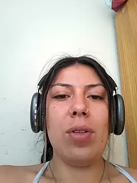 Snapshot of Sweel_Leyva18 chatting on 09.23.25 Sweel Leyva18 online show from 09.23.25
