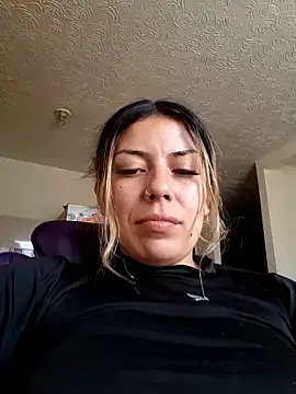 Snapshot of Sweel_Leyva18 chatting on 05.19.26 Sweel Leyva18 online show from 05.19.26