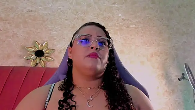 Snapshot of juli_2tyes chatting on 10.19.25 juli 2tyes online show from 10.19.25