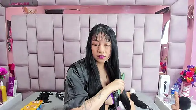 Snapshot of slut_anal_ chatting on 03.17.25 slut anal online show from 03.17.25