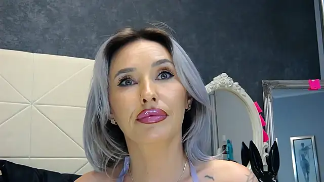 IssaSmith online show from 01.25.25