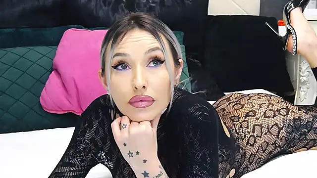 IssaSmith online show from 02.07.25