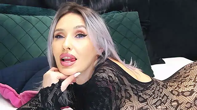 IssaSmith online show from 02.09.25