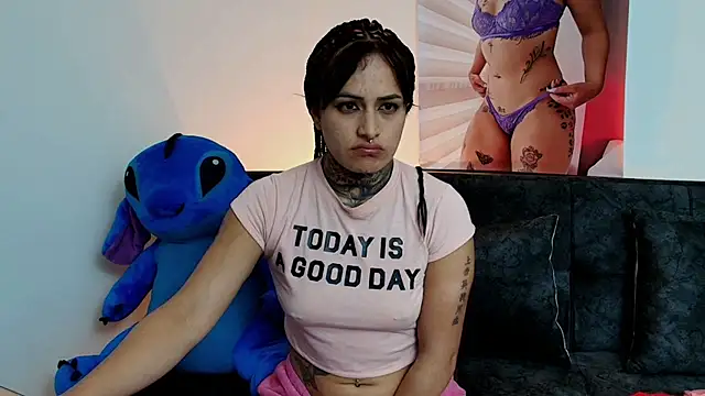 Snapshot of TinnaDawsom chatting on 02.13.25 TinnaDawsom online show from 02.13.25