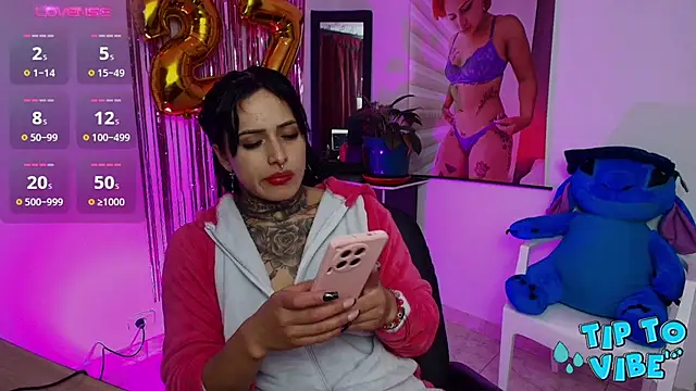 Snapshot of TinnaDawsom chatting on 03.07.25 TinnaDawsom online show from 03.07.25