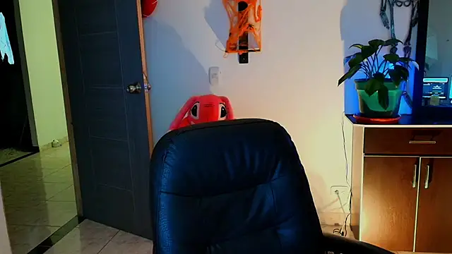 Snapshot of TinnaDawsom chatting on 10.27.25 TinnaDawsom online show from 10.27.25