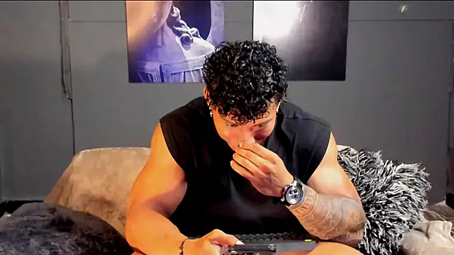 Snapshot of bradley_smith chatting on 12.15.25 bradley smith online show from 12.15.25