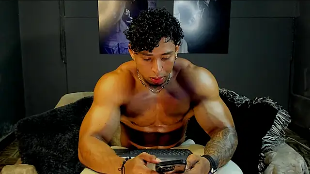 Snapshot of bradley_smith chatting on 12.18.25 bradley smith online show from 12.18.25