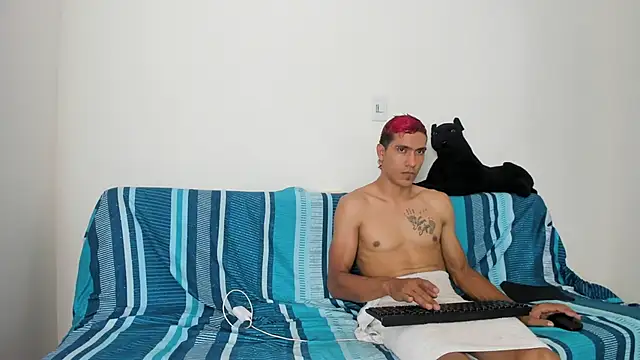 Snapshot of QuinnAndpuma1 chatting on 01.31.25 QuinnAndpuma1 online show from 01.31.25