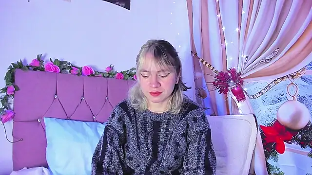 Snapshot of GilaKat chatting on 12.23.24 GilaKat online show from 12.23.24