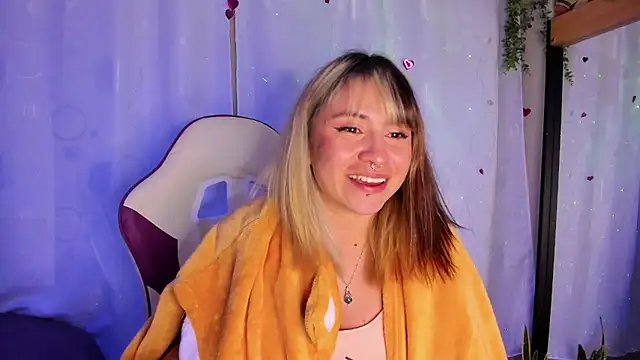 Snapshot of GilaKat chatting on 03.07.25 GilaKat online show from 03.07.25