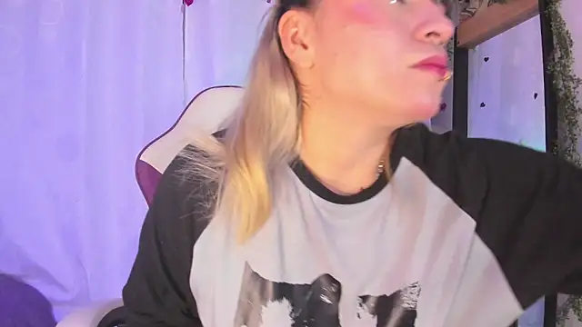 Snapshot of GilaKat chatting on 03.15.25 GilaKat online show from 03.15.25