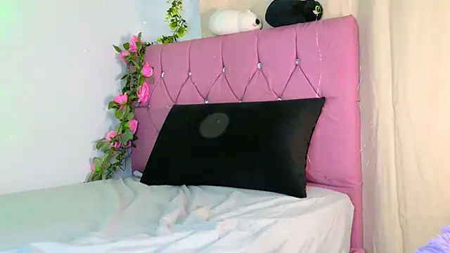 Snapshot of GilaKat chatting on 09.27.25 GilaKat online show from 09.27.25