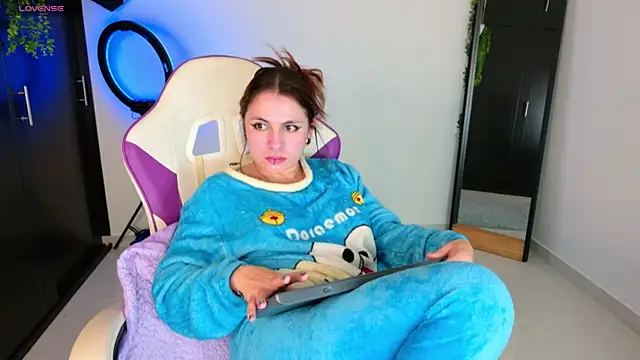 Snapshot of GilaKat chatting on 10.13.25 GilaKat online show from 10.13.25