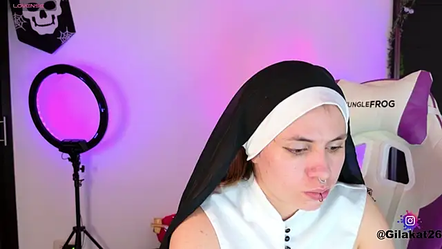 Snapshot of GilaKat chatting on 10.28.25 GilaKat online show from 10.28.25