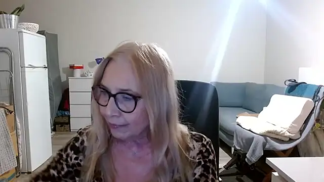 Snapshot of sofia_xkiss chatting on 03.17.25 sofia xkiss online show from 03.17.25