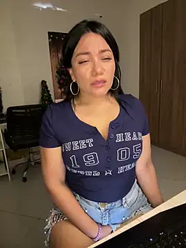 Snapshot of Abril10_ chatting on 12.16.24 Abril10 online show from 12.16.24