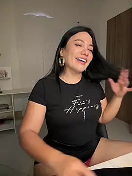 Snapshot of Abril10_ chatting on 01.21.25 Abril10 online show from 01.21.25