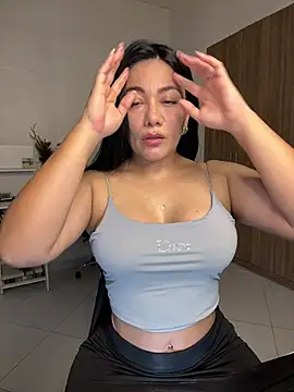 Snapshot of Abril10_ chatting on 03.08.25 Abril10 online show from 03.08.25