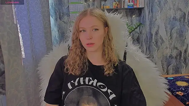 Snapshot of JuxxxsyBunx chatting on 09.30.25 JuxxxsyBunx online show from 09.30.25