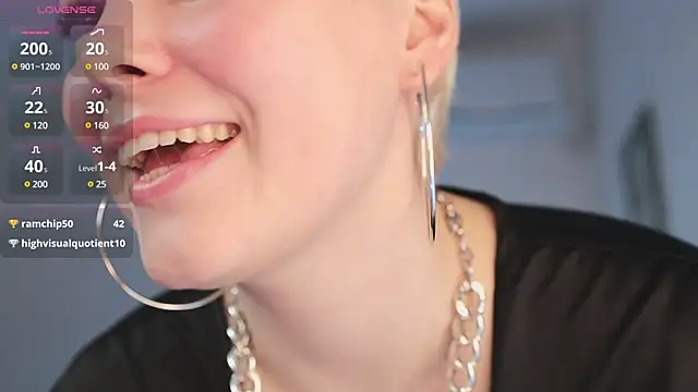 Snapshot of LikaBerry1 chatting on 02.05.25 LikaBerry1 online show from 02.05.25