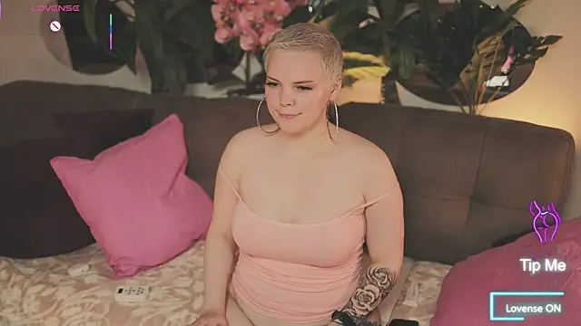 Snapshot of LikaBerry1 chatting on 10.17.25 LikaBerry1 online show from 10.17.25