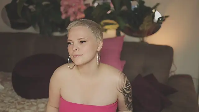 Snapshot of LikaBerry1 chatting on 10.20.25 LikaBerry1 online show from 10.20.25