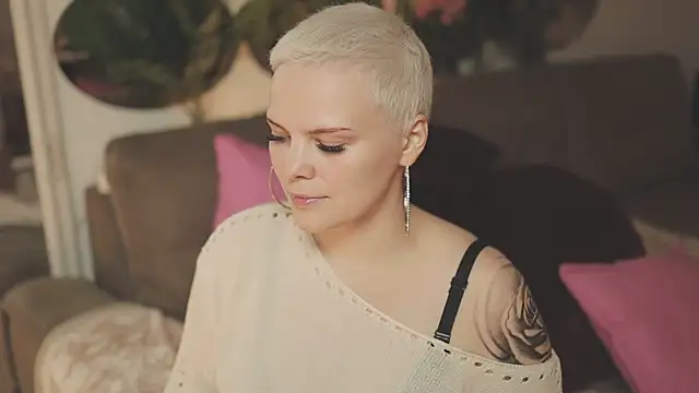 Snapshot of LikaBerry1 chatting on 10.21.25 LikaBerry1 online show from 10.21.25