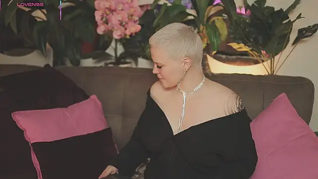 Snapshot of LikaBerry1 chatting on 10.23.25 LikaBerry1 online show from 10.23.25