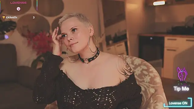 Snapshot of LikaBerry1 chatting on 10.28.25 LikaBerry1 online show from 10.28.25