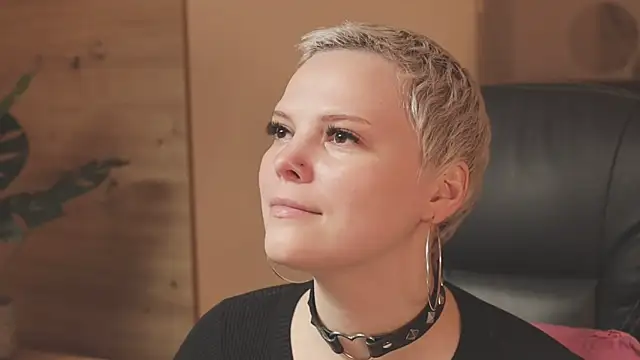 Snapshot of LikaBerry1 chatting on 11.18.25 LikaBerry1 online show from 11.18.25