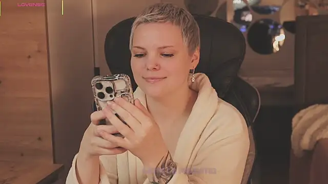 Snapshot of LikaBerry1 chatting on 12.05.25 LikaBerry1 online show from 12.05.25