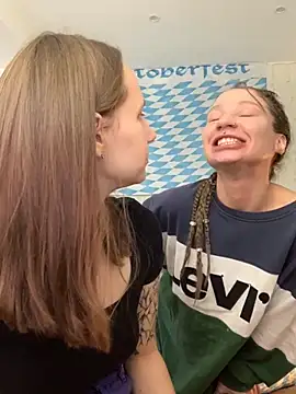 HotCaramellsTV online show from 09.25.25