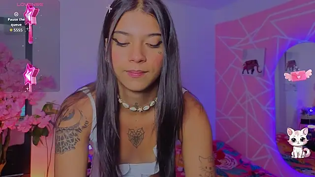 Snapshot of CoralRigan chatting on 11.22.25 CoralRigan online show from 11.22.25