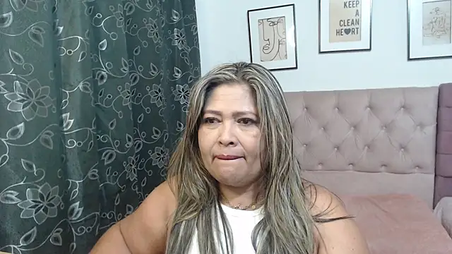 Snapshot of CANDYSWEET51 chatting on 11.04.25 CANDYSWEET51 online show from 11.04.25