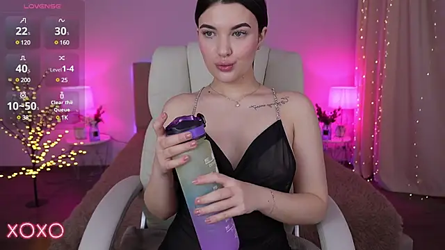 YourLolaBunny online show from 01.28.25