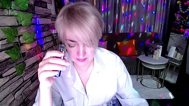 Snapshot of Hot_Girl87 chatting on 12.11.24 Hot Girl87 online show from 12.11.24