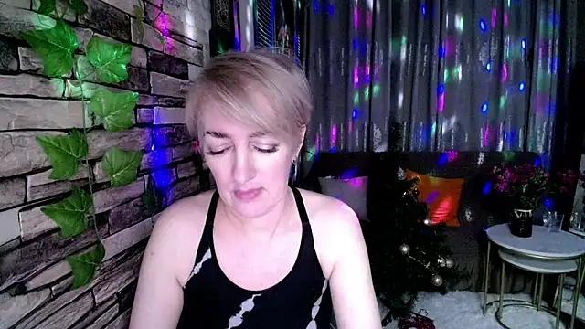 Snapshot of Hot_Girl87 chatting on 12.16.24 Hot Girl87 online show from 12.16.24