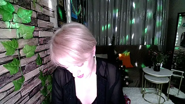 Snapshot of Hot_Girl87 chatting on 12.19.24 Hot Girl87 online show from 12.19.24