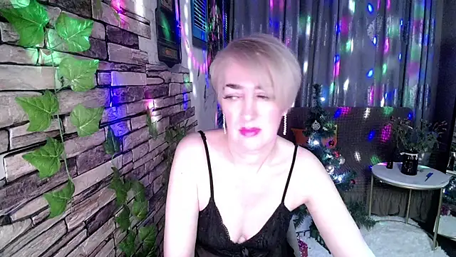 Snapshot of Hot_Girl87 chatting on 12.21.24 Hot Girl87 online show from 12.21.24
