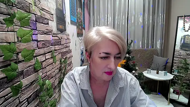 Snapshot of Hot_Girl87 chatting on 12.24.24 Hot Girl87 online show from 12.24.24