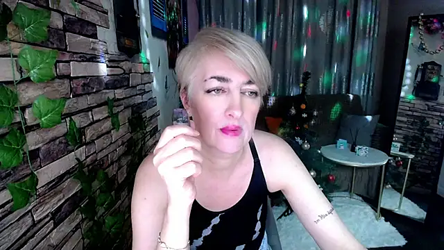 Snapshot of Hot_Girl87 chatting on 12.29.24 Hot Girl87 online show from 12.29.24