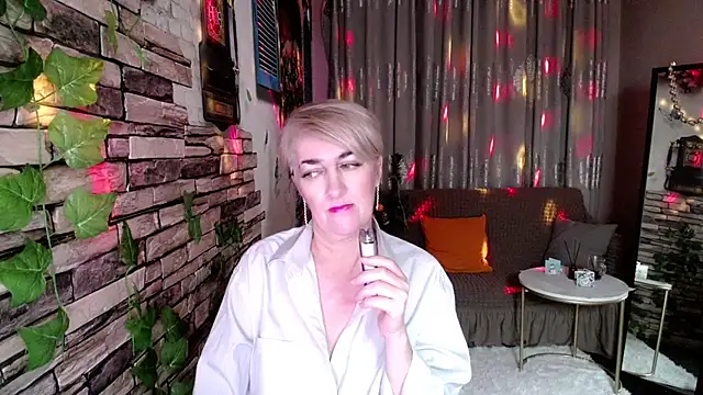 Snapshot of Hot_Girl87 chatting on 12.30.24 Hot Girl87 online show from 12.30.24