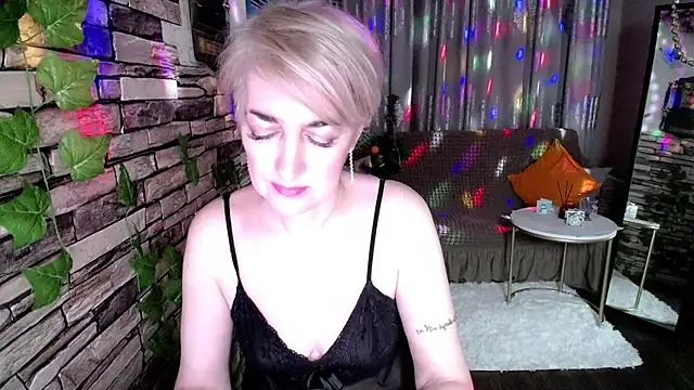 Snapshot of Hot_Girl87 chatting on 12.30.24 Hot Girl87 online show from 12.30.24