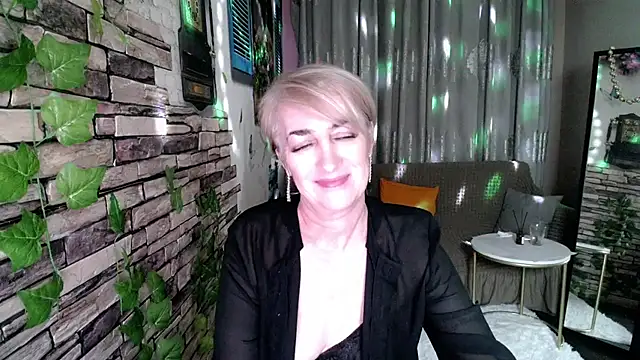 Snapshot of Hot_Girl87 chatting on 12.31.24 Hot Girl87 online show from 12.31.24