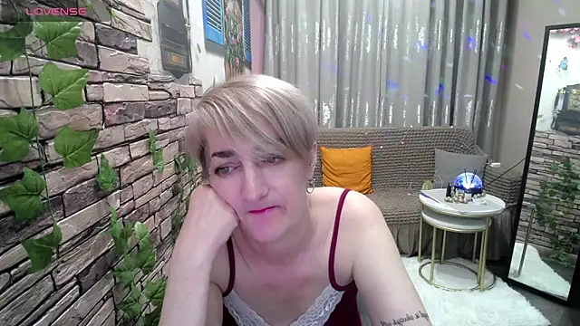 Snapshot of Hot_Girl87 chatting on 02.08.25 Hot Girl87 online show from 02.08.25