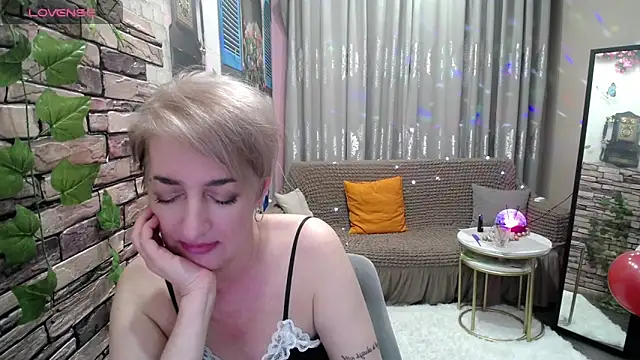 Snapshot of Hot_Girl87 chatting on 02.10.25 Hot Girl87 online show from 02.10.25