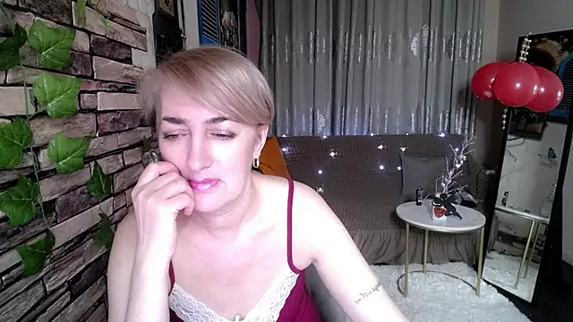 Snapshot of Hot_Girl87 chatting on 02.16.25 Hot Girl87 online show from 02.16.25