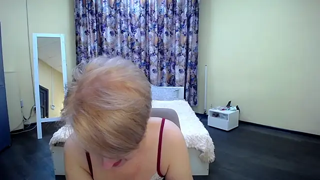 Snapshot of Hot_Girl87 chatting on 03.17.25 Hot Girl87 online show from 03.17.25