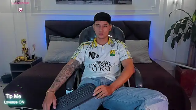 Snapshot of Damian23__ chatting on 03.10.26 Damian23 online show from 03.10.26